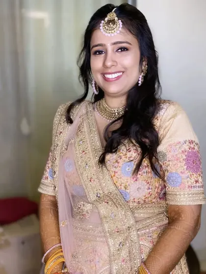 My engagement stunner. For this look, I used soft, neutral tones on the eyes and a pop of color from her pink maang tikka and earrings.