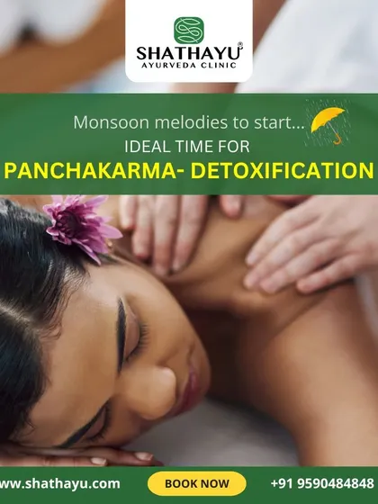 The monsoon season is considered an ideal time for Panchakarma detoxification in Ayurveda. This image of a relaxing therapy session invites you to take advantage of this opportune time to cleanse and rejuvenate your body.