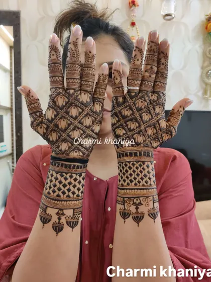 A lovely design for the bride's sister. The checkerboard pattern on the hands and the hanging jhumkis on the wrists are so fun and festive.