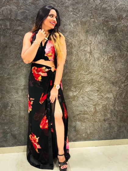 The full look of the floral saree as a co-ord set. This drape is perfect for a beach party or a resort wedding.