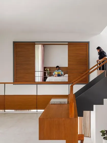 The mezzanine level in the Copper House serves as a family lounge and library, overlooking the floor below. A folded plate steel bridge connects this intermediate space to the private bedrooms, showcasing our use of distinct architectural elements to define circulation.