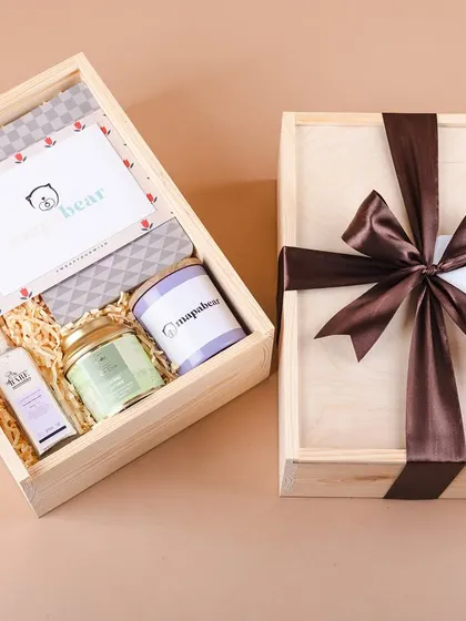The open and closed view of the Mapa Bear PR box. The elegant pinewood box with a sliding lid and a beautiful satin ribbon makes for a very premium unboxing.