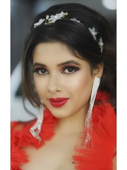 A classic red-on-red combination. This look features a bold red lip and dramatic red-toned eyeshadow, creating a monochromatic and high-impact style for a glamorous night out.