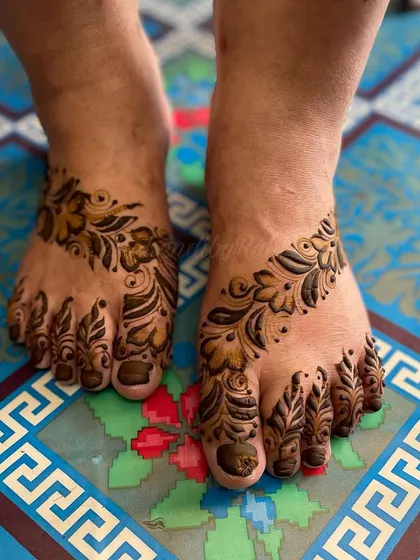 A simple and beautiful leg design. A floral vine trails diagonally across the foot, with delicate leaves on the toes.