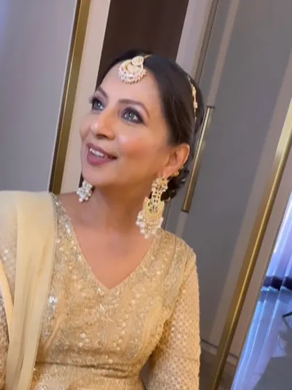 A pretty and glowing look for this lovely client. The makeup is soft and luminous, with a touch of gold to match her beautiful outfit.