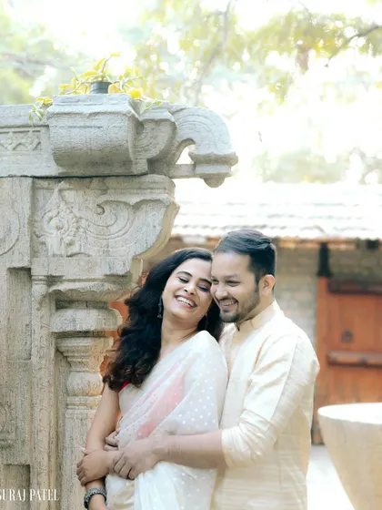 A joyful, laughing embrace. This photo captures the pure happiness of a couple, framed by the venue's beautiful stone architecture.