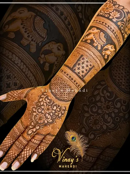 A lovely back-hand design with a floral band and an elephant procession on the arm. The fingers are minimally decorated for an elegant look.