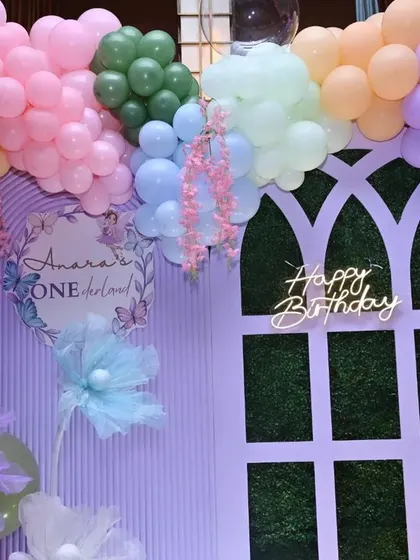 A close-up of the details in our 'Onderland' theme, including the window-pane backdrop and pastel balloon garland.