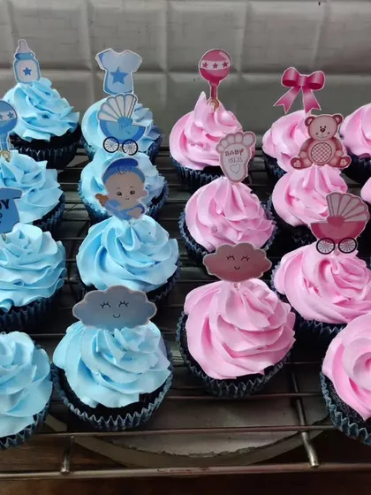 Another view of the gender reveal cupcakes, with "Boy" and "Girl" toppers ready for the big announcement.