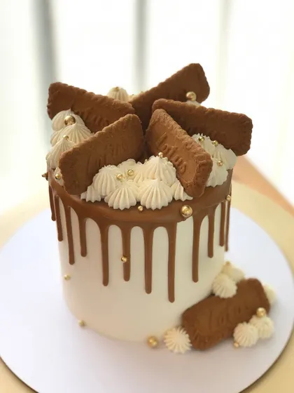 A dream for any Biscoff lover. This drip cake is generously topped with Biscoff cookies and has a delicious caramel drip.