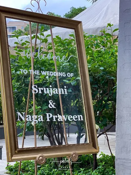A duplicate image of the chic and modern transparent welcome sign.