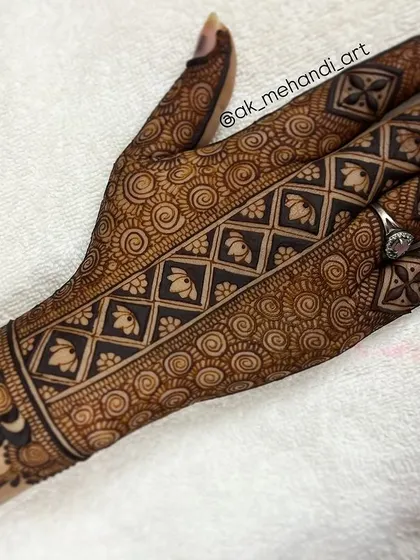 The completed lotus strip design. The combination of the geometric strip and the swirling fillers is stunning.
