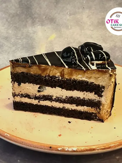 Our Chocolate Oreo Pastry is a crowd-pleaser. It combines rich chocolate cake with a creamy Oreo frosting, topped with a piece of Oreo for that extra crunch.
