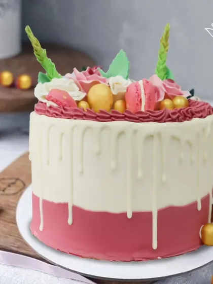 Pretty in pink and oh-so-sweet for Sameeksha’s birthday in Noida. This gorgeous macaron-topped drip cake has just the right touch of golden sparkle for a chic and modern look.