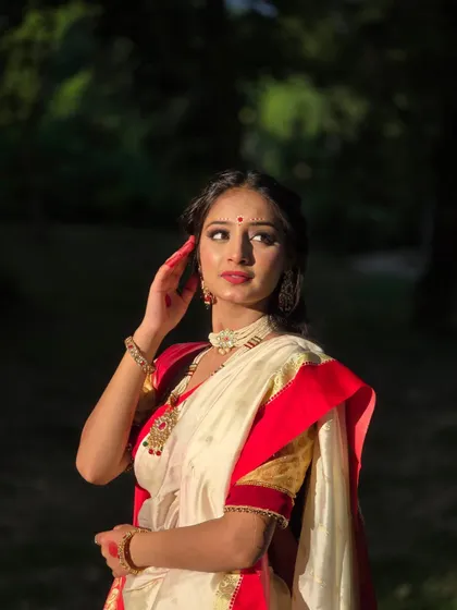 This is the kind of magic I love to create, especially during the golden hour. This cinematic portrait captures a soft, dreamy mood using natural light to highlight the beautiful details of a traditional Bengali look in Lodi Garden.