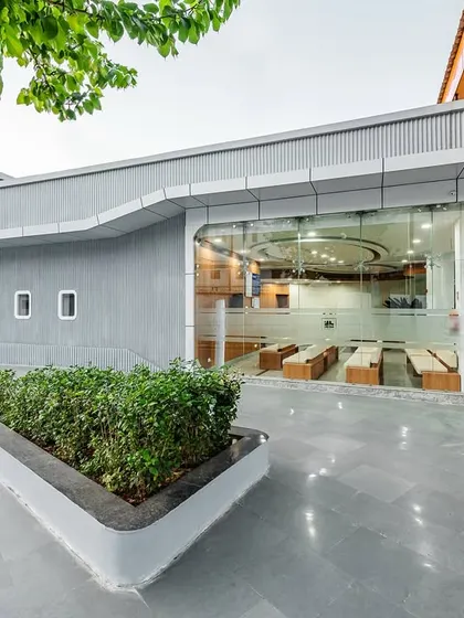 The exterior of the Northern Railway Diagnostic Centre features a glass facade that fills the waiting area with natural light. This design choice softens a highly technical environment, making it feel more open and welcoming to patients upon arrival.
