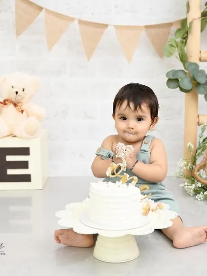 A moment of quiet enjoyment during a fun-filled cake smash. Even amidst the excitement, there are sweet, calm moments that make for beautiful portraits.