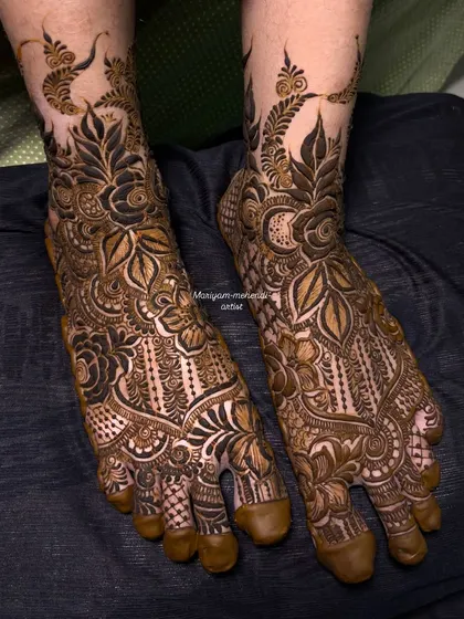 This bridal leg design features a mix of bold floral work and delicate, fine lines.