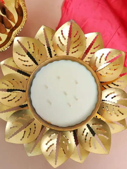 With more than 30 hours of burning time, this scented urli is perfect for the entire festive season, from Ganesh Chaturthi to Diwali.