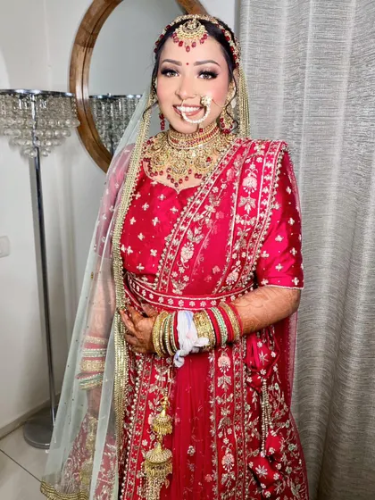 A glittery and glamorous look for the sweet bride Akshita. The focus is on a sparkling cut-crease eyeshadow and a perfectly defined lip.