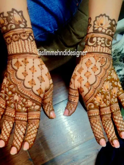 An elegant back-hand design with a focus on jaali (net) patterns and lotus motifs. The clean lines and symmetrical layout make it a sophisticated choice.