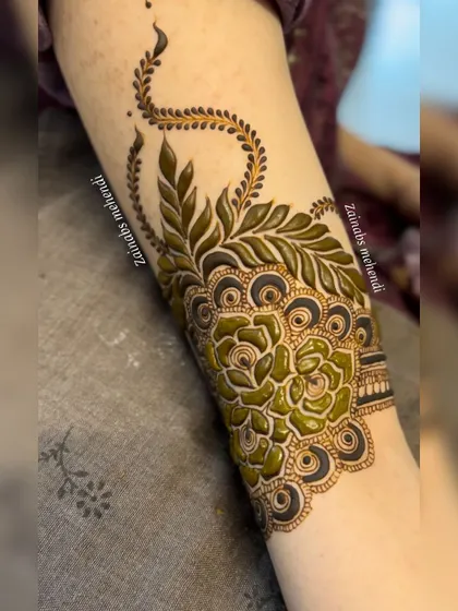 Another shot of Ameena's Pakistani bridal henna, highlighting the rich color of the natural paste.