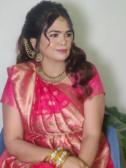 A seated portrait of Swati, looking lovely in her Gujarati attire.