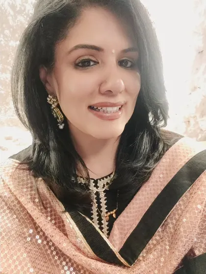 A close-up of the look, showing the kundan earrings that add just the right amount of sparkle for a celebratory evening.