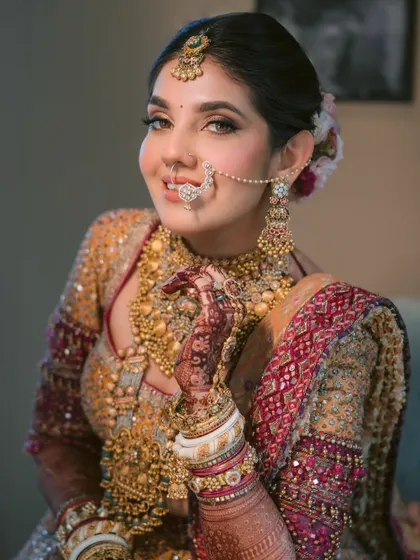 This look embodies the serene, soft glam style that is so in demand. You will learn to create this timeless makeup, focusing on enhancing the eyes and achieving a healthy, radiant complexion.
