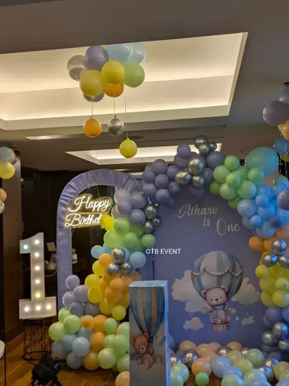 A wider shot of the hot air balloon setup, showing how we use hanging balloon clusters to fill the ceiling space and make the entire room feel festive.