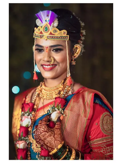 A beautiful portrait of the bride in her Nauwari saree. Her smile and traditional bridal jewelry shine, capturing the essence of a Maharashtrian navri.