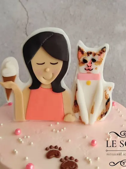 This cake was for Vaanu and her cat, Tiger. I love the soft pink ombré buttercream on this half-kg Chocolate Caramel cake, complete with a 2D fondant figurine and cat paw prints.