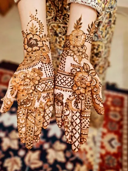 A clear, bright photo of this beautiful floral and net design.