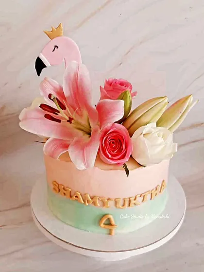 A pretty floral cake with a flamingo topper for a 4th birthday. The combination of soft pastel colours and fresh flowers makes this a lovely choice.