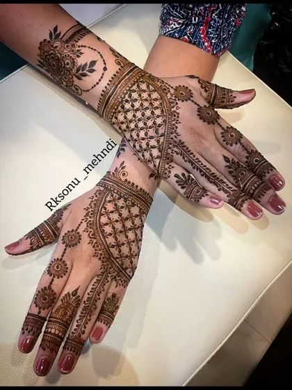 This elegant design is all about "less is more." Featuring delicate floral jewelry patterns and intricate net designs, it's a favorite among bridesmaids and guests who want a sophisticated look.