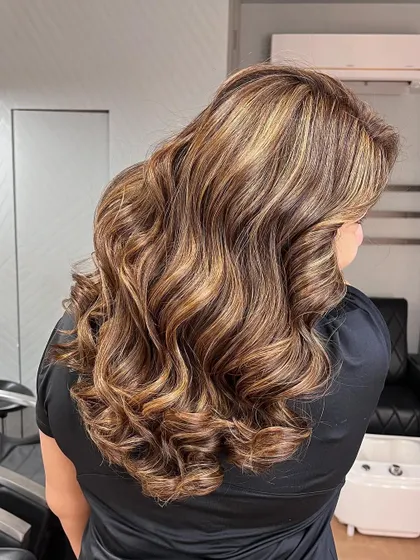 Glowing up for the holidays with these radiant beige blonde vibes. The mix of tones creates a beautiful, multi-dimensional look.