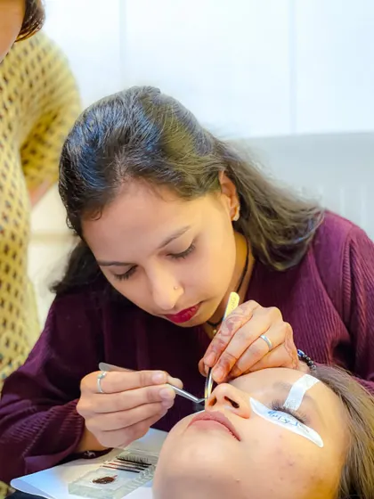 Another one of our students deep in concentration during a practical session, learning the meticulous process of creating beautiful lash sets.