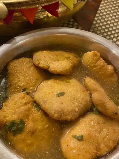 A traditional Rajasthani delicacy, Kanji Vada, featuring soft lentil dumplings (vadas) soaked in tangy, mustard-flavoured fermented water (kanji).