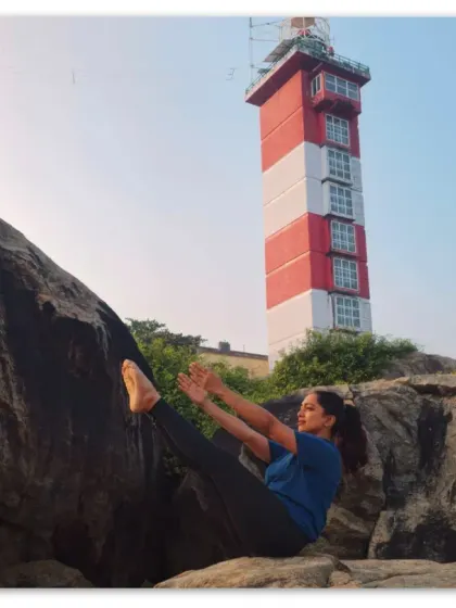 The Teaser is one of the most iconic Pilates exercises, demanding core strength, balance, and control. Here I am practicing it outdoors, connecting the movement with the natural environment.