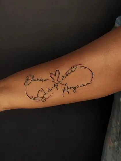 An infinity loop is a popular way to show eternal love. Here, we wove the names of family members into the design, creating a symbol of everlasting family connection.