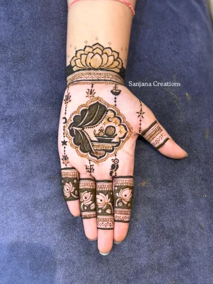 A classic Karwachauth design featuring the sieve, moon, and stars. The lotus cuff and finger details add a touch of elegance.