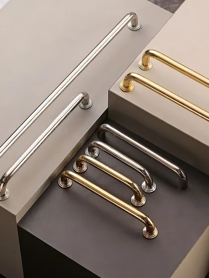 Our D-handle with backplate is a symphony of style and functionality. Shown here in Polished Brass and a nickel finish, its simple, clean curve is a timeless choice for cabinets and drawers.