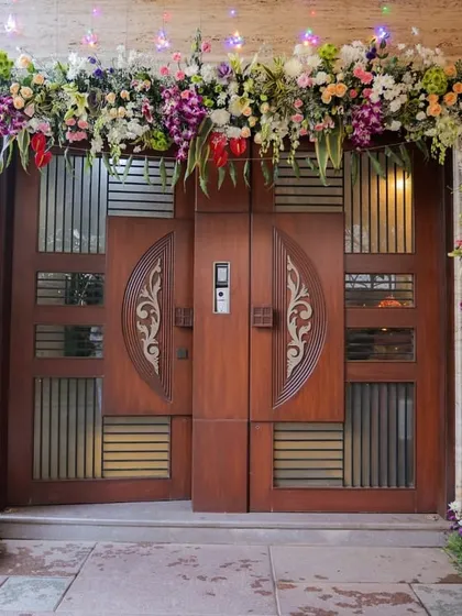 A beautiful entrance sets the tone for the entire event. This lush, fresh floral arch is a perfect example of how I can make your home feel special and welcoming from the very first step your guests take.