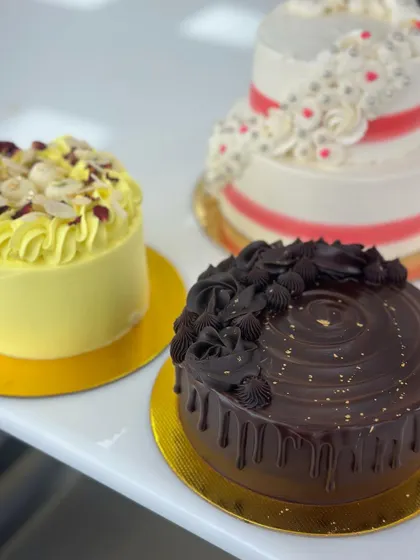 A look at some of the beautiful cakes from a recent workshop. We cover a variety of styles, including a rich chocolate drip cake, a delicate Rasmalai cake, and a two-tiered celebration cake with piped rosettes.