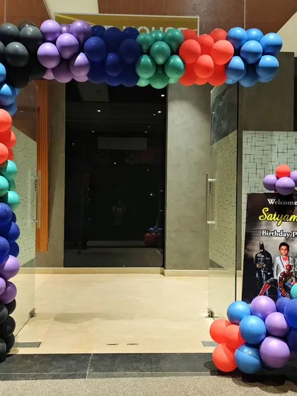 The entrance to Satyam's superhero party, with a balloon arch in the Avengers' signature colors and a personalized welcome sign.