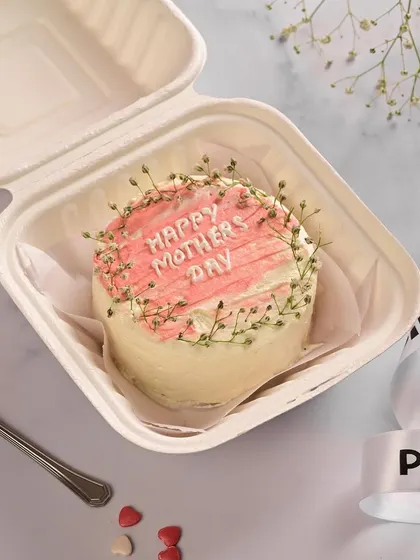 A delicate and beautiful bento cake for Mother's Day, featuring fine floral details. It's a small gesture to show a mountain of love and appreciation.