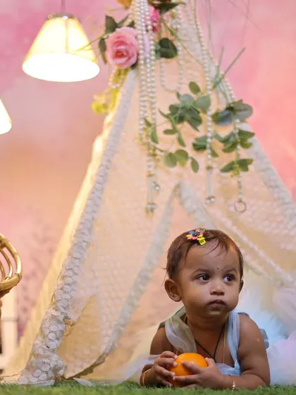 This gallery displays the versatility of our garden and teepee sets. From lush green turf and floral backgrounds to cozy lace teepees and wicker chairs, you can create the perfect indoor "outdoor" shoot.