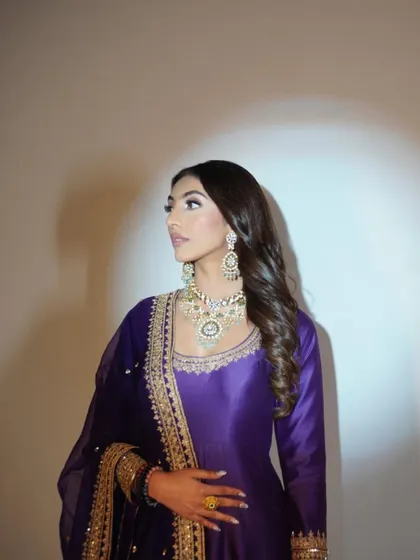 A classic portrait pose that highlights the flawless makeup and stunning jewellery.