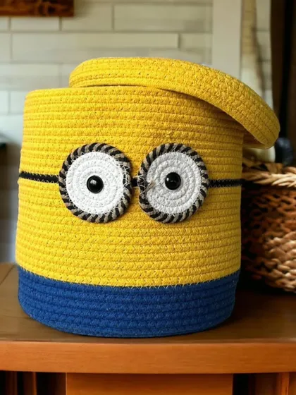 A detailed look at our Minion-themed rope basket with a lid. The quality craftsmanship ensures it's both a fun and long-lasting storage solution.