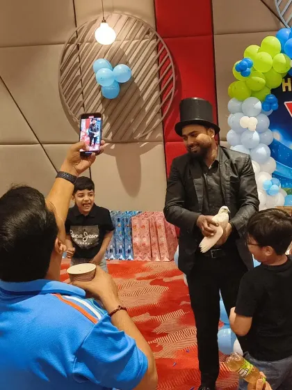 A magic show is a fantastic way to entertain young guests. The children were thrilled by the magician's tricks, including making a live dove appear, which made for some great photo opportunities.